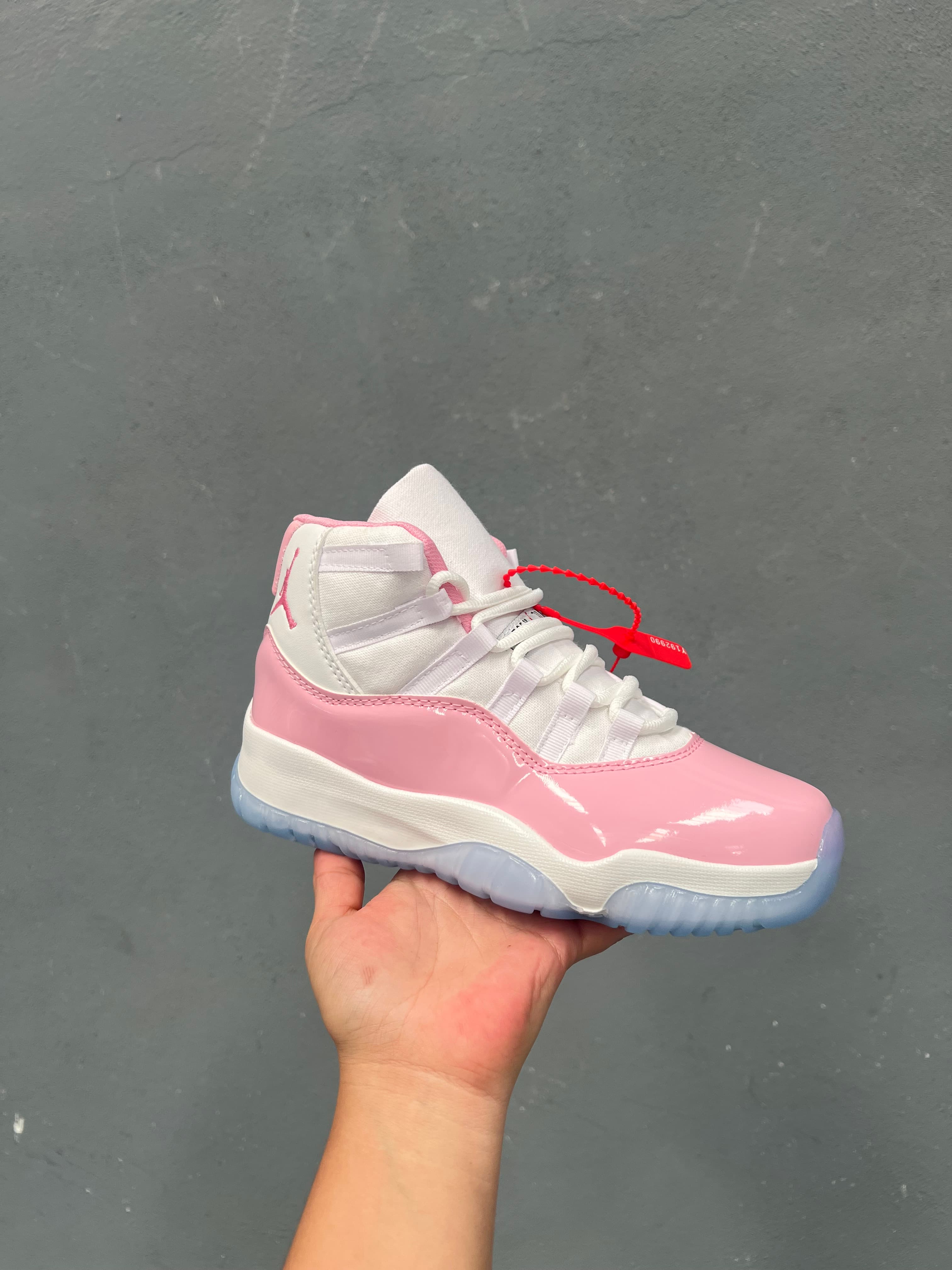 Tenis Jordan Air Jordan 11 Retro rosa y blanco